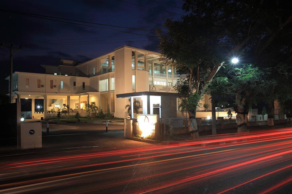 Narmada Convention Hall Hotel Mataram Buitenkant foto