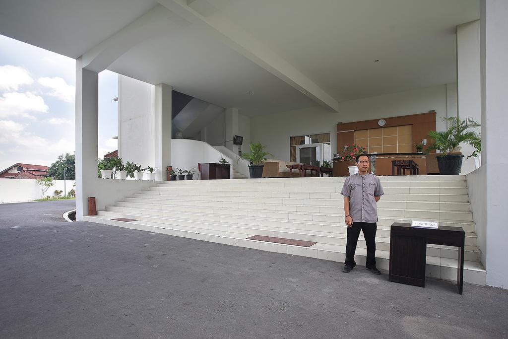 Narmada Convention Hall Hotel Mataram Buitenkant foto