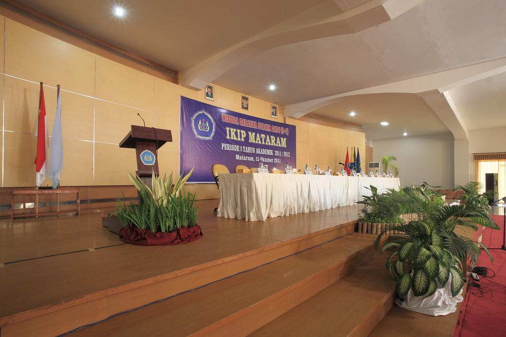Narmada Convention Hall Hotel Mataram Buitenkant foto